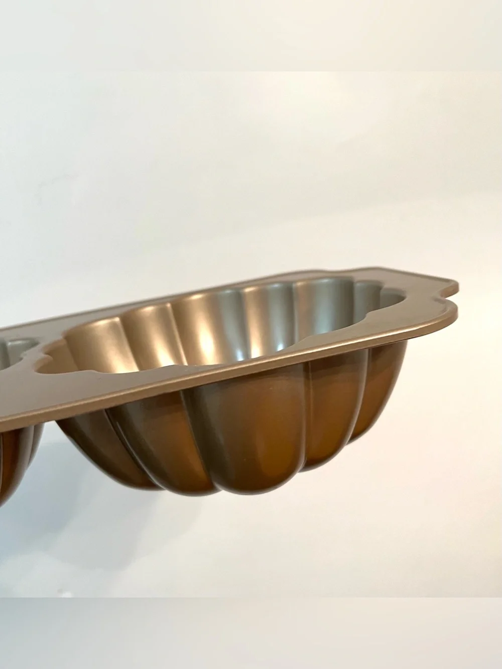 Nordic Ware Great Pumpkin Pan Heavy Cast Aluminum Baking Gold Finish 10 Cups USA